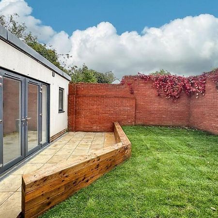 Home At Highgrove - Private Garden & Parking Рединг Екстериор снимка