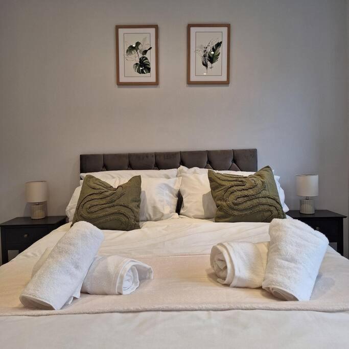 Home At Highgrove - Private Garden & Parking Рединг Екстериор снимка