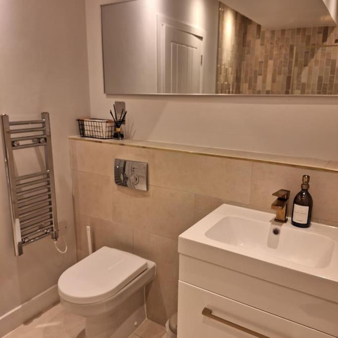 Home At Highgrove - Private Garden & Parking Рединг Екстериор снимка