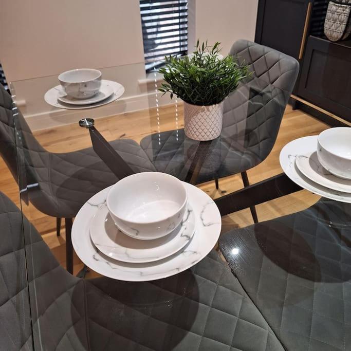 Home At Highgrove - Private Garden & Parking Рединг Екстериор снимка