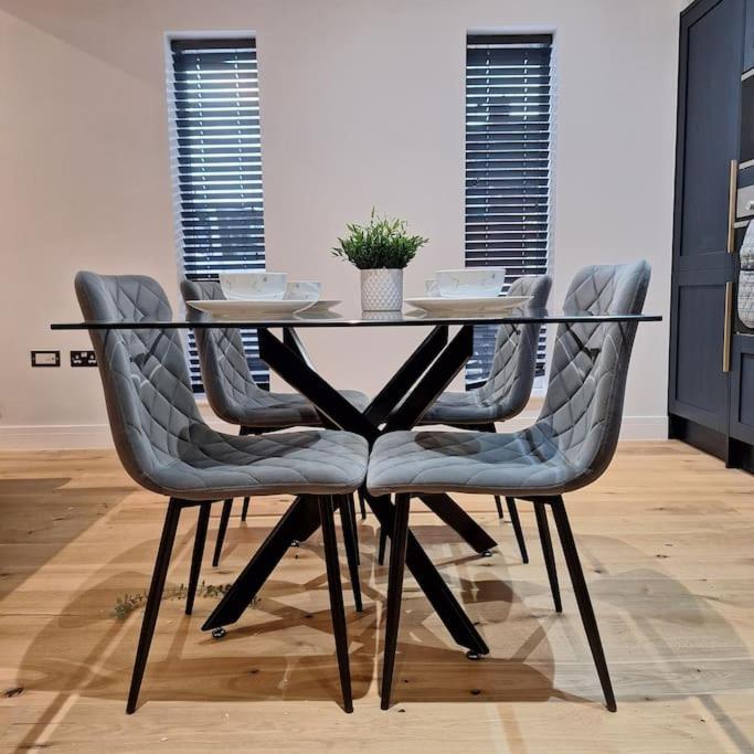 Home At Highgrove - Private Garden & Parking Рединг Екстериор снимка